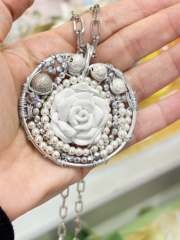 Collana lunga con ciondolo...