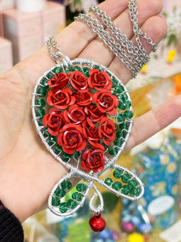 Collana lunga con ciondolo...