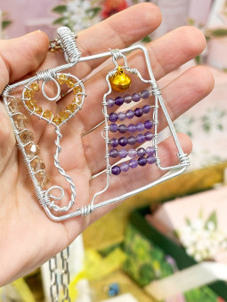 Collana lunga con ciondolo...