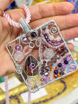 Collana lunga con ciondolo...